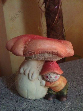 蘑菇下的小人雕塑