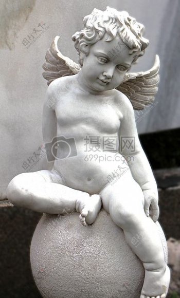 白色的天使雕塑