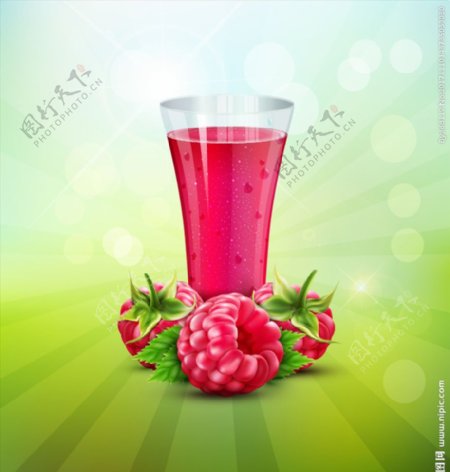 玫红色水果和杯子里的果汁