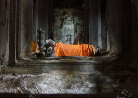 柬埔寨寺院卧佛