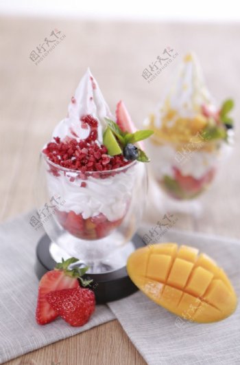 草莓果脆冻酸奶