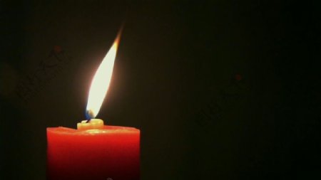 燃烧跳跃的红蜡烛实拍视频素材