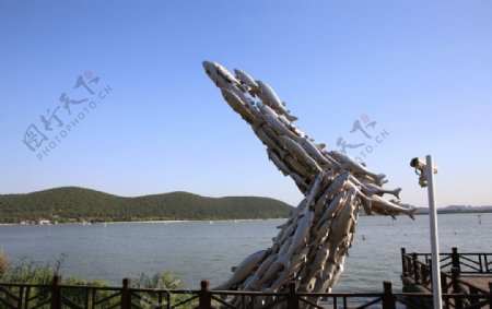 湖边雕塑