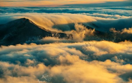 云雾环绕的大山