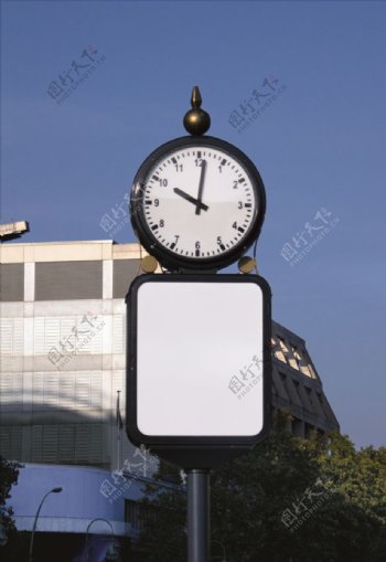 钟表下的灯箱广告模板