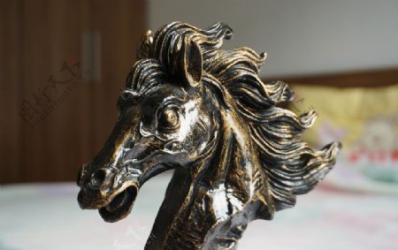 铜雕像马头