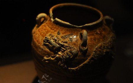 龙纹陶罐