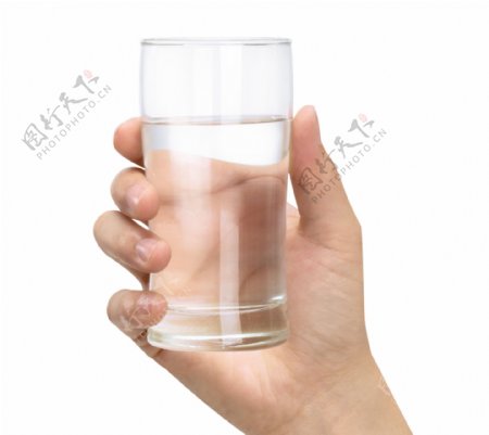 手握一杯纯净水玻璃素材