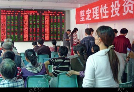 中国沪深股市再创新高沪指站上5700点