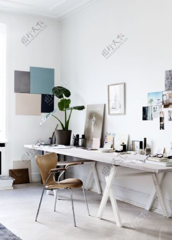 现代时尚客厅白色书桌室内装修效果图