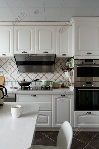 现代清新厨房白色橱柜室内装修效果图