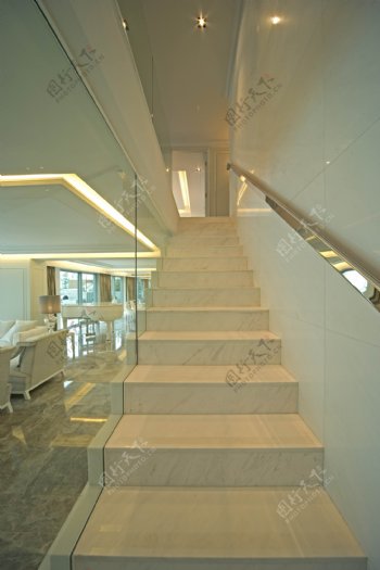 复式客厅楼梯玻璃扶手效果图