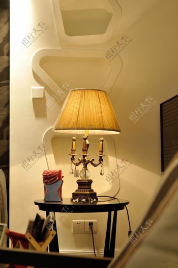 现代简约卧室台灯黄色灯光装修效果图