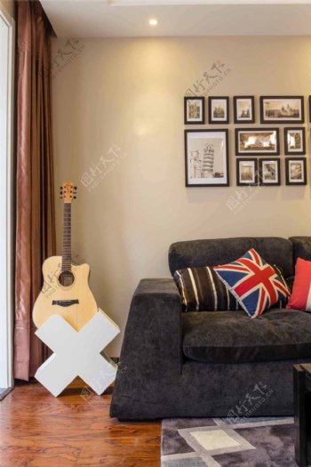 现代简约客厅沙发照片墙窗帘装修效果图