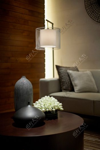 小户型中式客厅木制背景墙室内装修效果图
