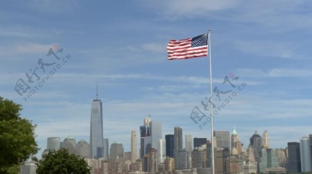 美国国旗飞行在纽约的天际线