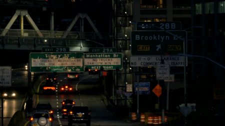 夜间沿着纽约高速公路行驶的车辆