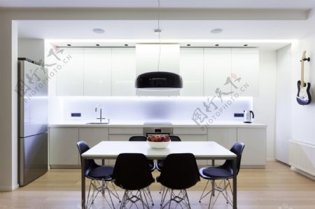 现代白色系客厅黑色餐椅室内装修效果图