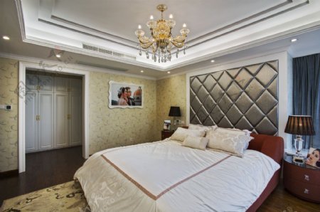 现代时尚冷淡卧室银色背景墙室内装修效果图