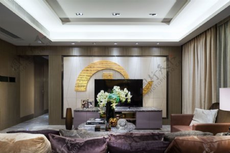 现代客厅金褐色亮面背景墙室内装修效果图