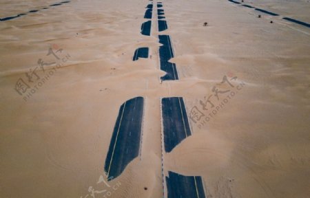 黄沙覆盖的公路