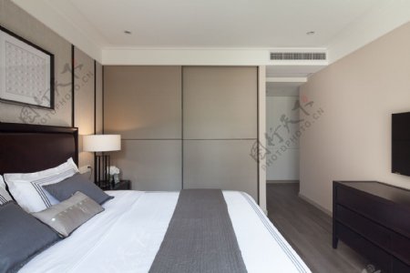 现代简约卧室藕粉色背景墙室内装修效果图