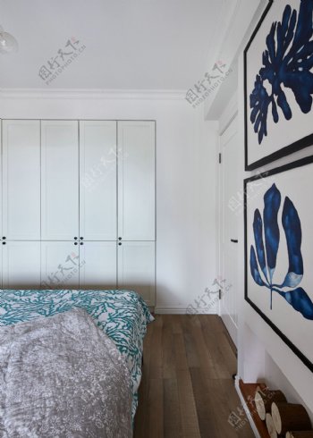 现代温馨卧室蓝色挂画背景墙室内装修效果图