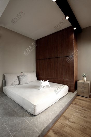 现代卧室双色地板室内装修效果图