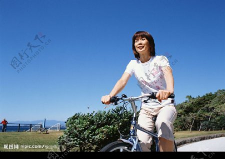 中年女性骑自行车