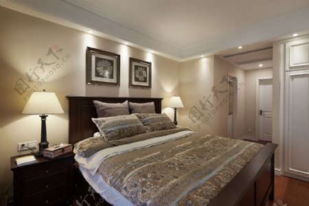 现代时尚卧室浅金色背景墙室内装修效果图