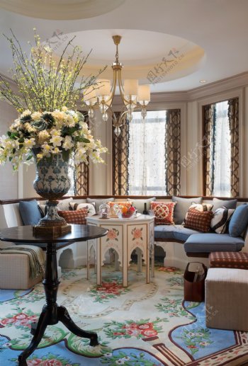 欧式奢华客厅蓝色花纹地毯室内装修效果图