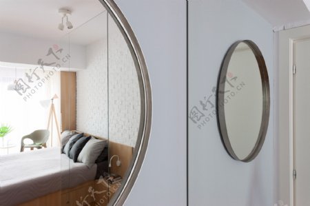 现代时尚卧室圆形镜子柜子室内装修效果图