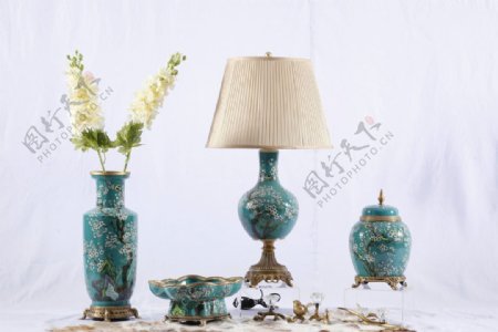 中式蓝色陶瓷配铜装饰罐