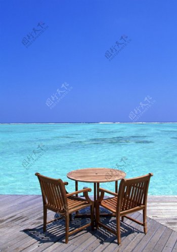 沙滩上的桌椅