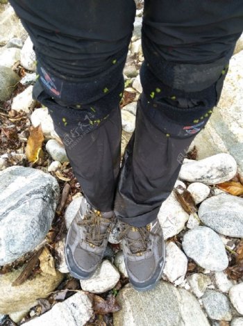沾满泥水的裤腿