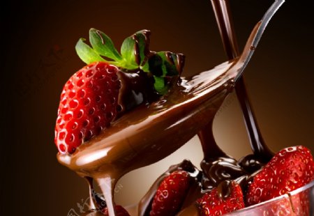 搅拌的草莓巧克力