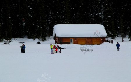 小雪屋前留影