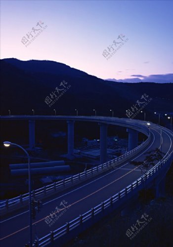 黎明下的高架桥道路风景