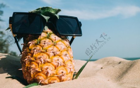 沙滩度假菠萝