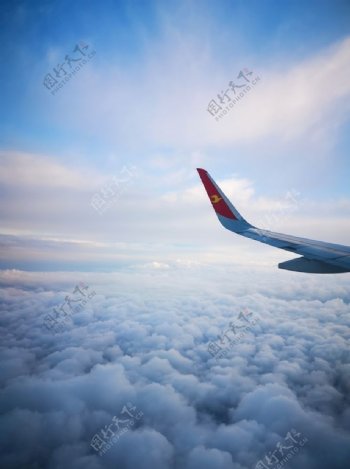 云层里穿梭的飞机