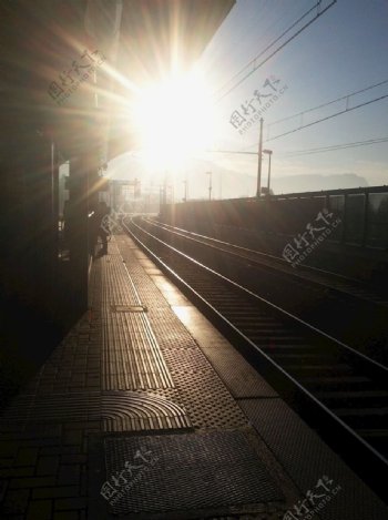 清晨里的车站月台