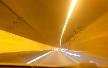 快速行驶于隧道