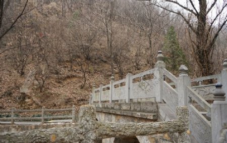 冬季山石的石桥