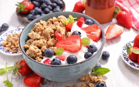 草莓蓝莓与果汁等早餐