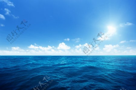 广阔无垠的大海蓝天白云自然