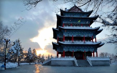 翠峰山楼阁雪景