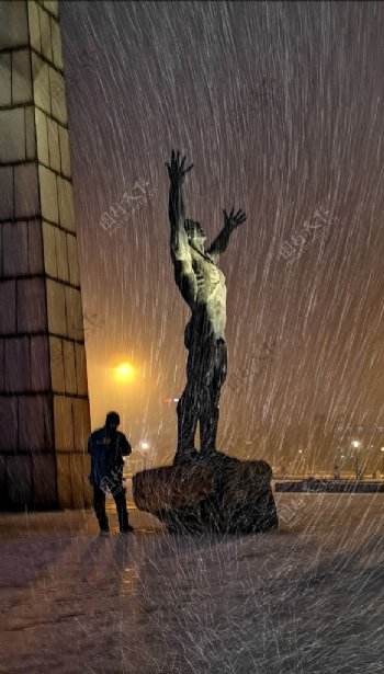 解放广场雕塑冰