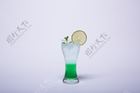 玻璃杯绿色气泡饮品