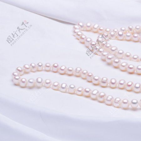 时尚韩式乳白色银白珍珠项链摄影图