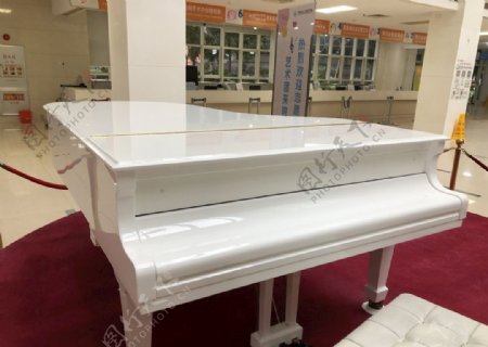 钢琴白色钢琴